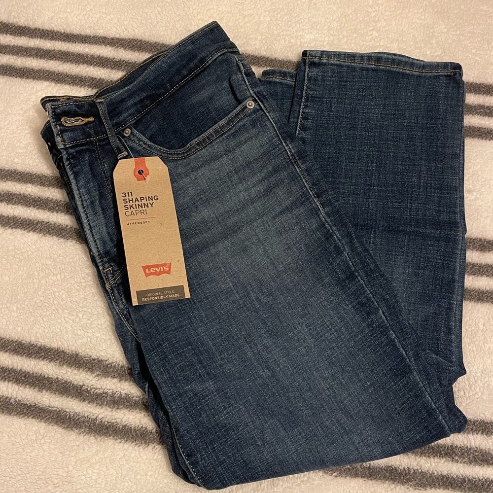 NWT size 29 Womens Levi's Dark Blue Skinny Capri Pants
